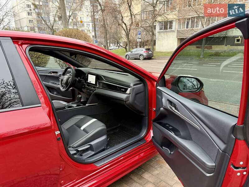 Седан Toyota Camry 2024 в Киеве