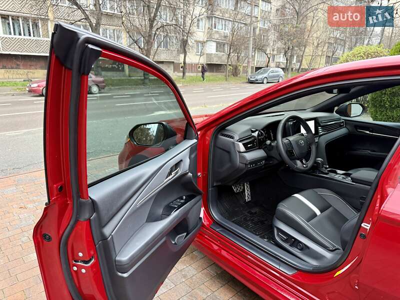 Седан Toyota Camry 2024 в Киеве