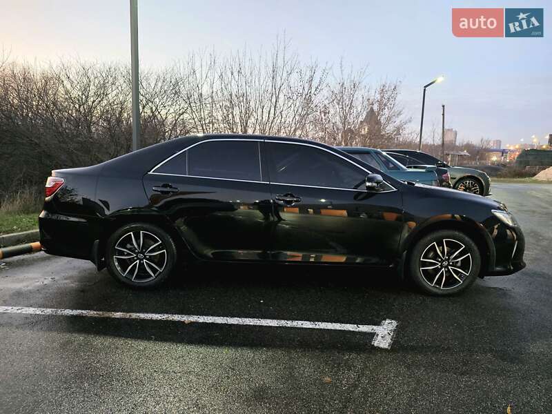 Седан Toyota Camry 2017 в Харькове