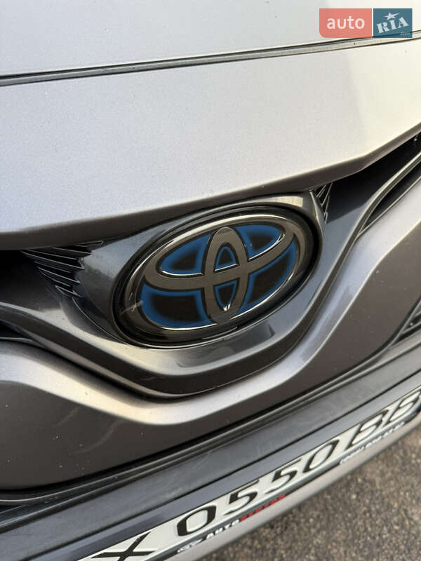 Седан Toyota Camry 2018 в Полтаве