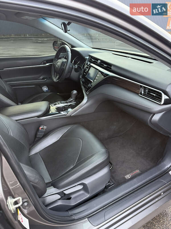 Седан Toyota Camry 2018 в Полтаве