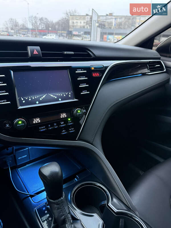 Седан Toyota Camry 2018 в Полтаве