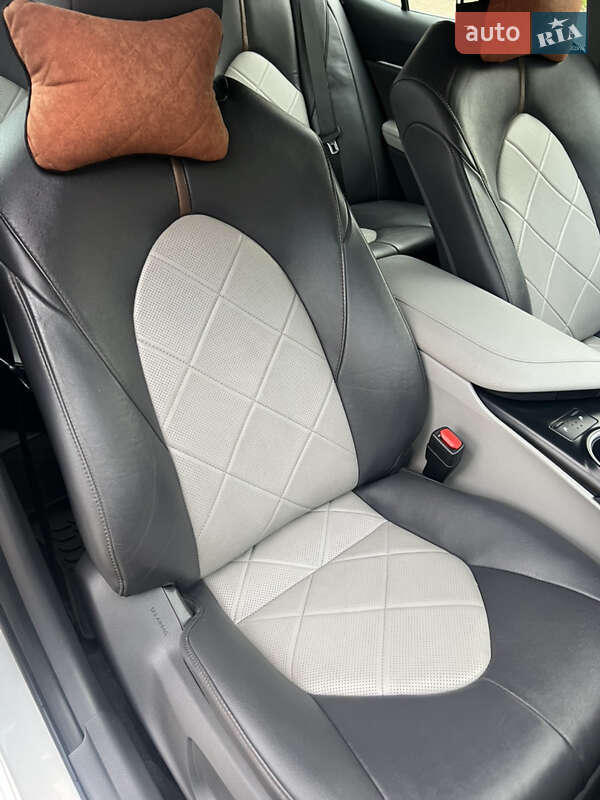 Седан Toyota Camry 2017 в Южноукраїнську