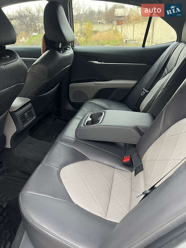 Седан Toyota Camry 2017 в Южноукраїнську