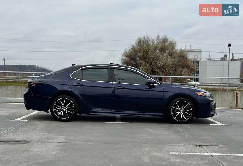 Седан Toyota Camry 2020 в Киеве