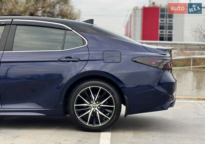 Седан Toyota Camry 2020 в Киеве