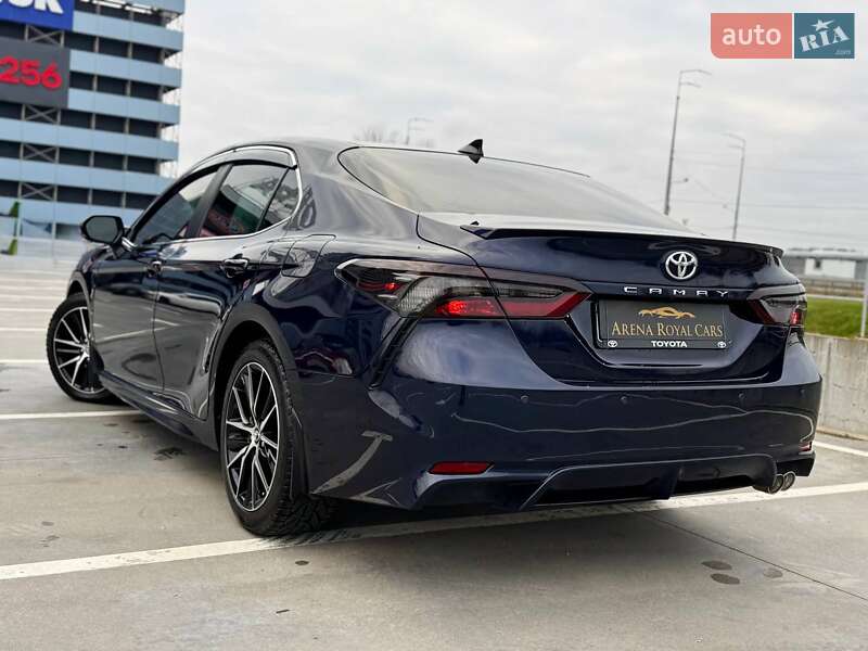 Седан Toyota Camry 2020 в Киеве