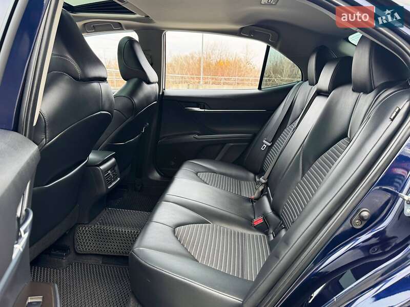 Седан Toyota Camry 2020 в Киеве