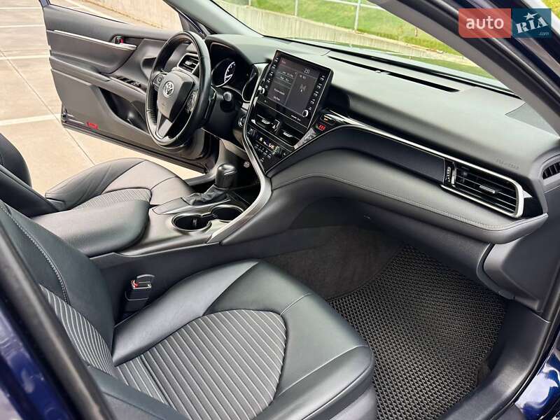 Седан Toyota Camry 2020 в Киеве