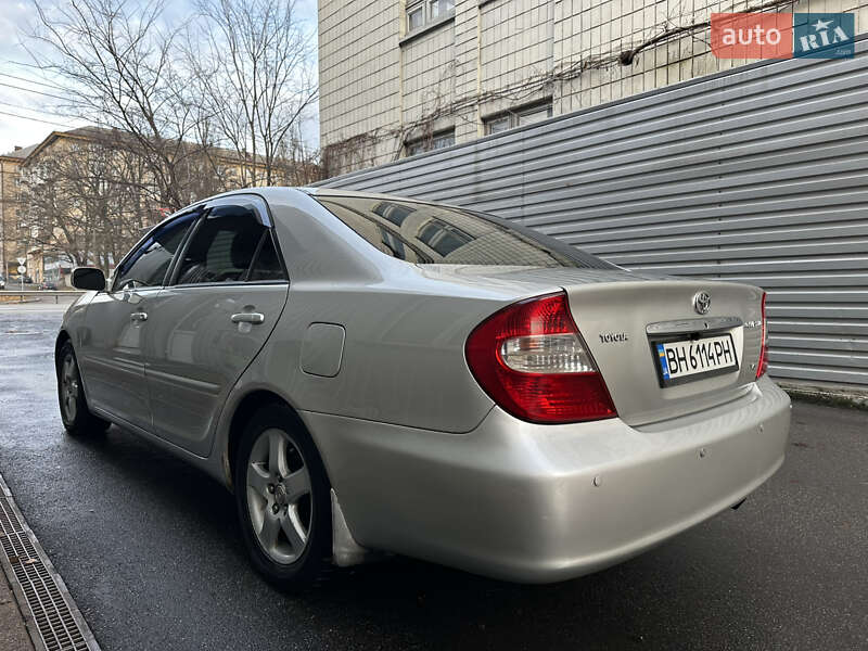 Седан Toyota Camry 2004 в Киеве