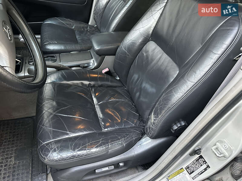 Седан Toyota Camry 2004 в Киеве