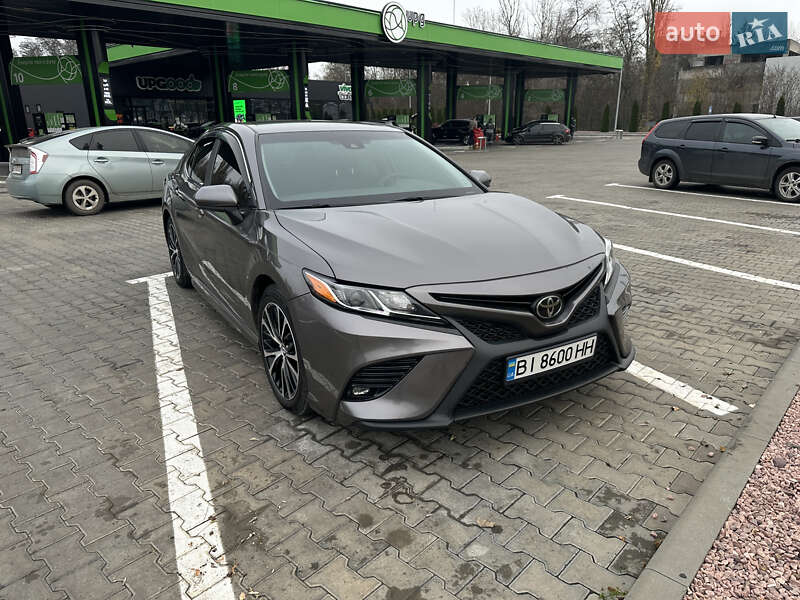 Седан Toyota Camry 2018 в Кременчуге