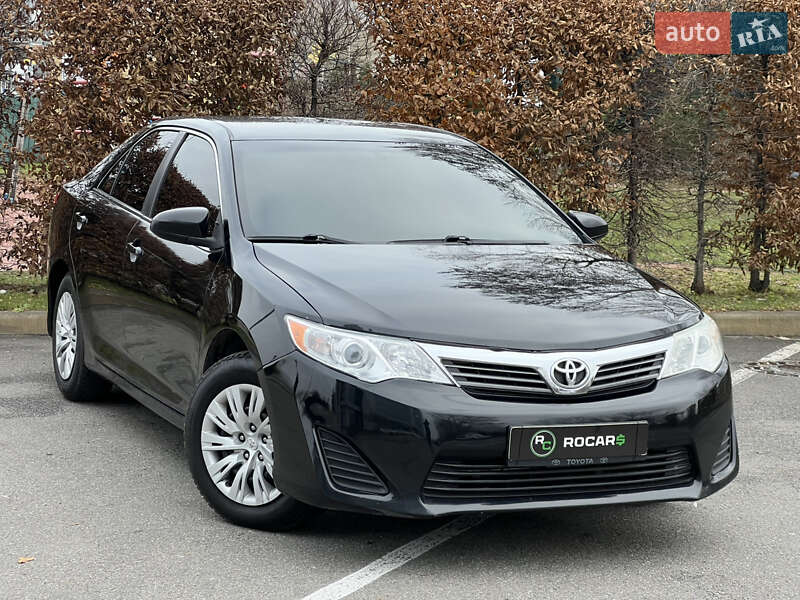Седан Toyota Camry 2013 в Киеве