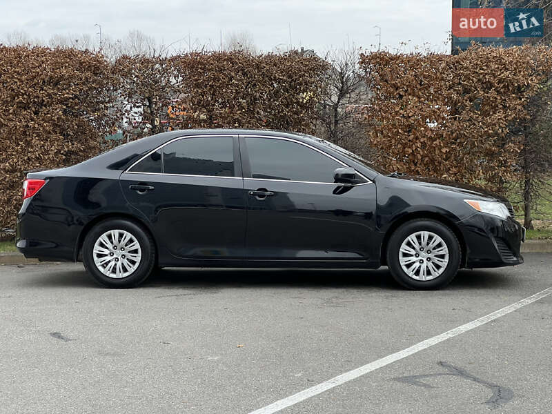 Седан Toyota Camry 2013 в Киеве
