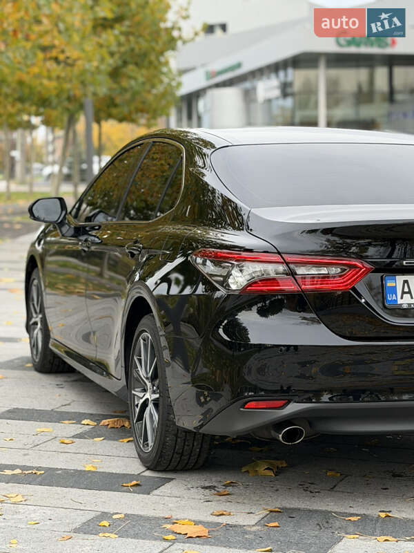 Седан Toyota Camry 2022 в Днепре