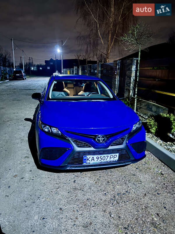 Седан Toyota Camry 2023 в Киеве