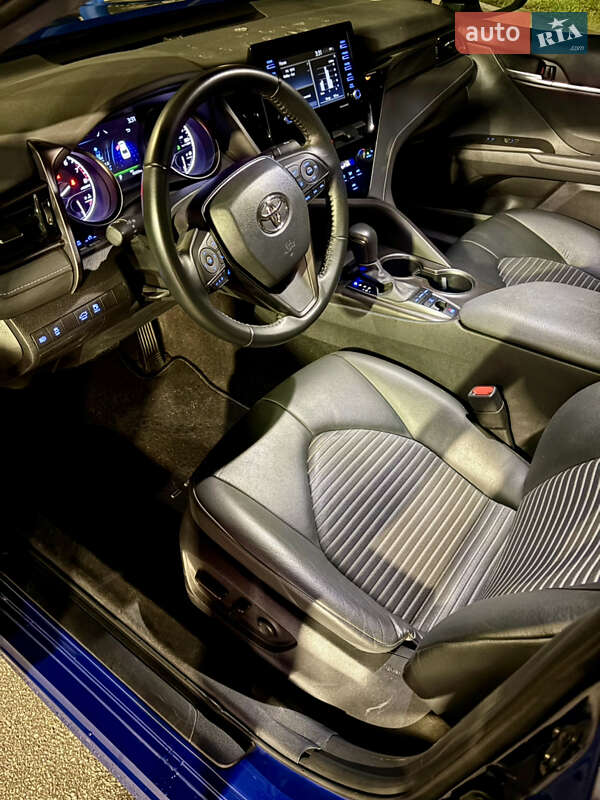 Седан Toyota Camry 2023 в Киеве