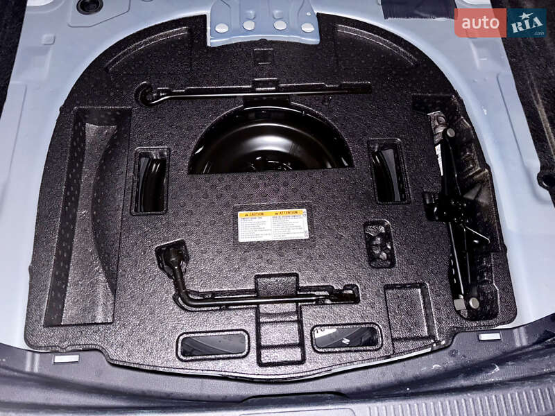 Седан Toyota Camry 2023 в Киеве