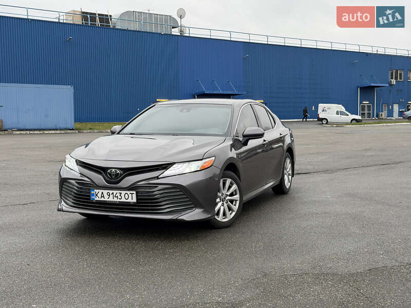 Седан Toyota Camry 2017 в Киеве