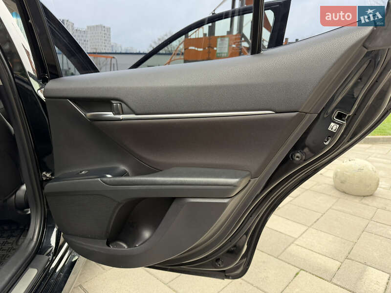 Седан Toyota Camry 2020 в Киеве