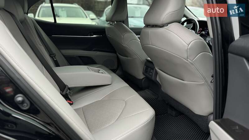 Седан Toyota Camry 2021 в Киеве