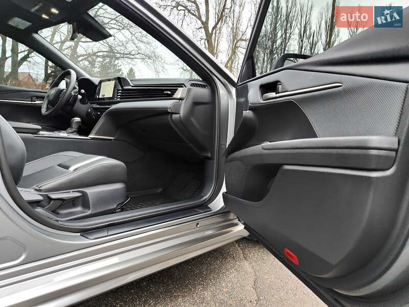 Седан Toyota Camry 2024 в Киеве