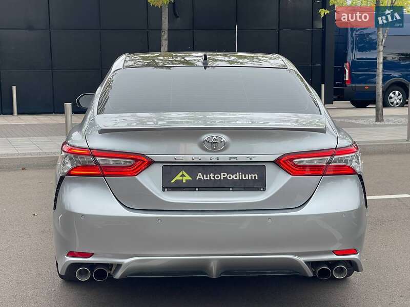 Седан Toyota Camry 2018 в Киеве