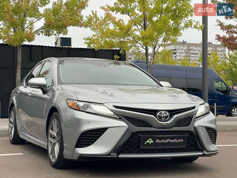 Седан Toyota Camry 2018 в Киеве