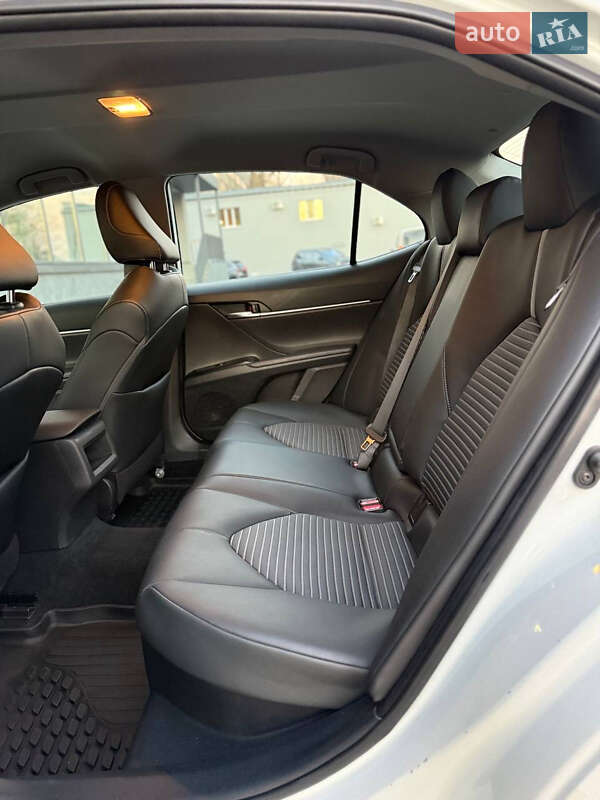 Седан Toyota Camry 2020 в Киеве