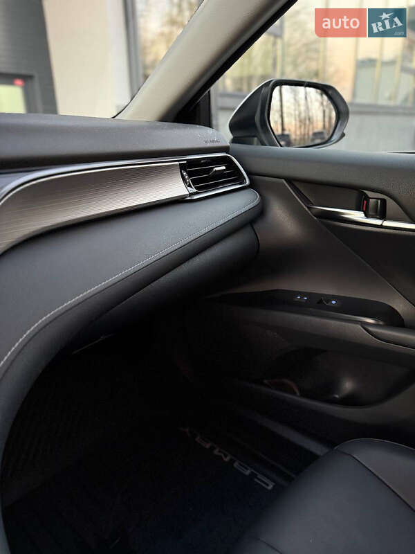 Седан Toyota Camry 2020 в Киеве