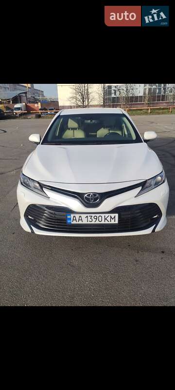Седан Toyota Camry 2019 в Києві