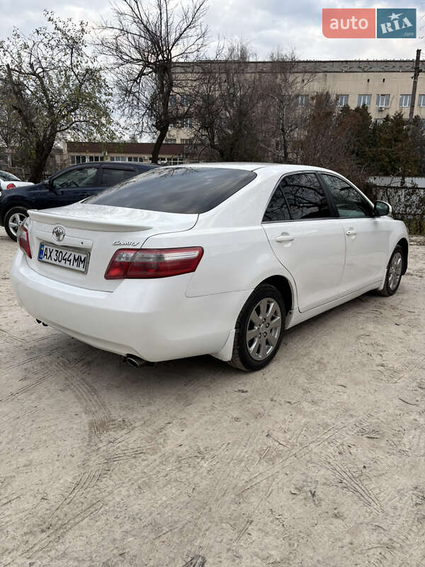 Седан Toyota Camry 2011 в Краснограде