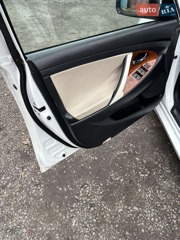 Седан Toyota Camry 2011 в Краснограде