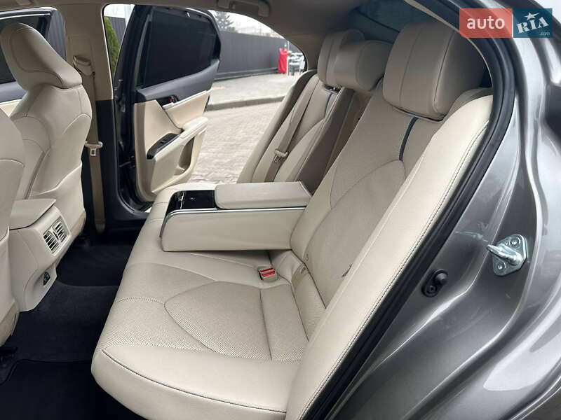 Седан Toyota Camry 2021 в Днепре