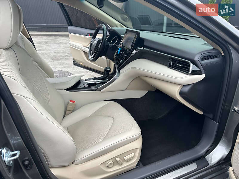 Седан Toyota Camry 2021 в Днепре