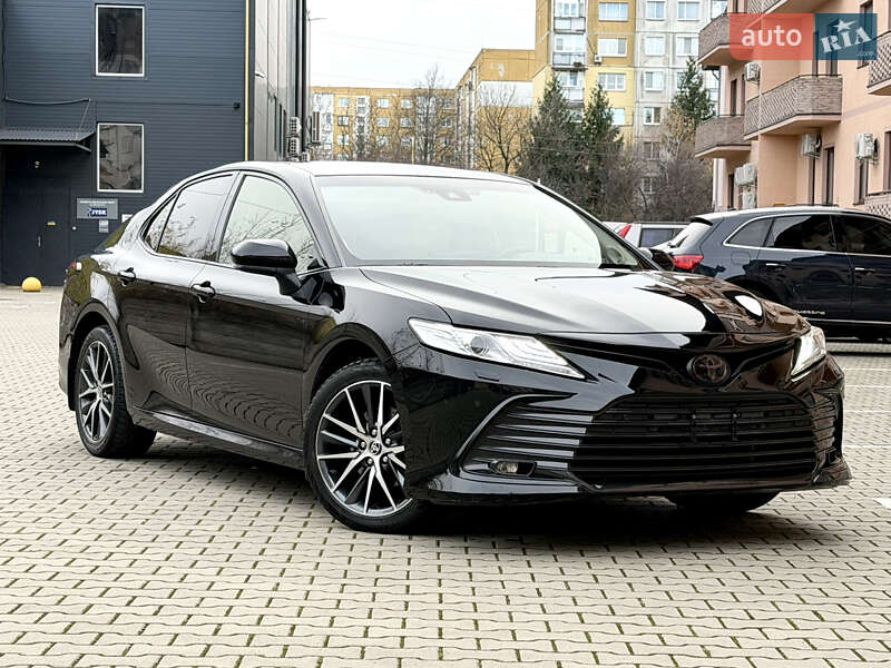 Седан Toyota Camry 2021 в Ужгороде