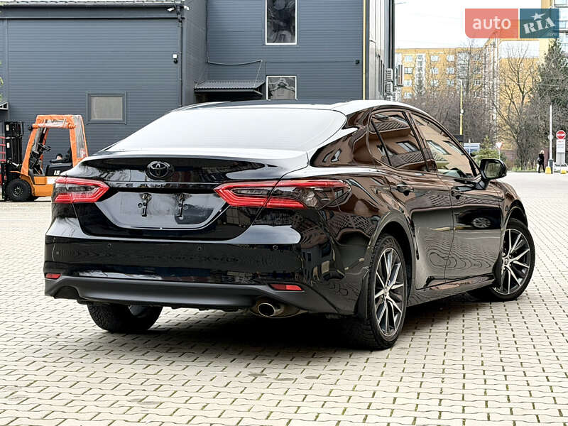 Седан Toyota Camry 2021 в Ужгороде