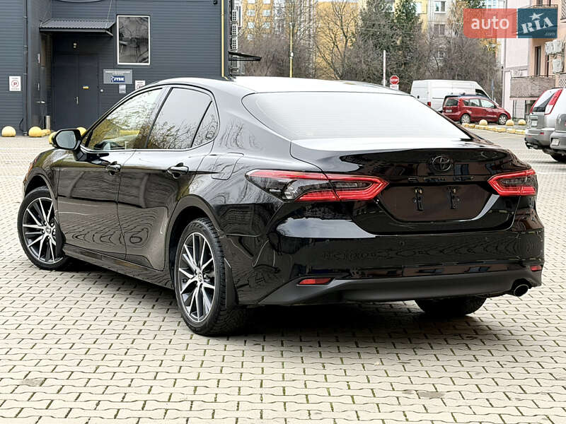 Седан Toyota Camry 2021 в Ужгороде