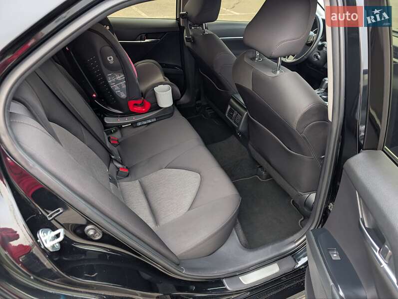 Седан Toyota Camry 2018 в Киеве