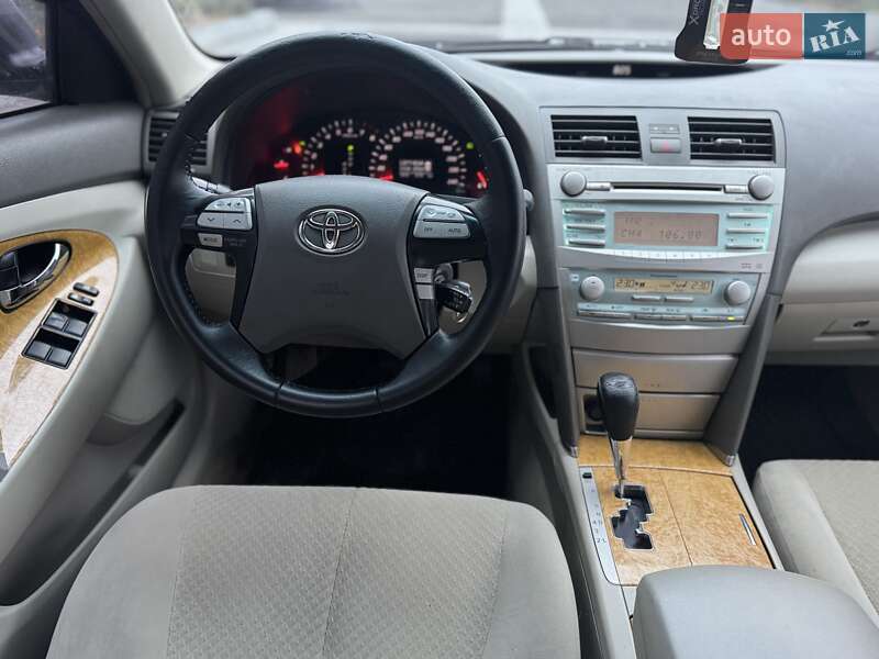 Седан Toyota Camry 2007 в Днепре