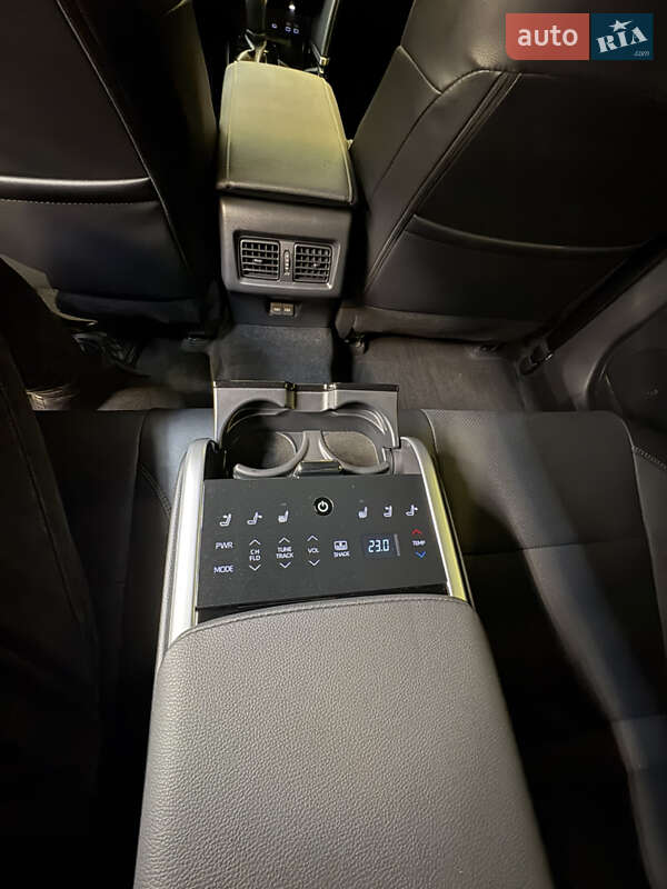 Седан Toyota Camry 2024 в Києві