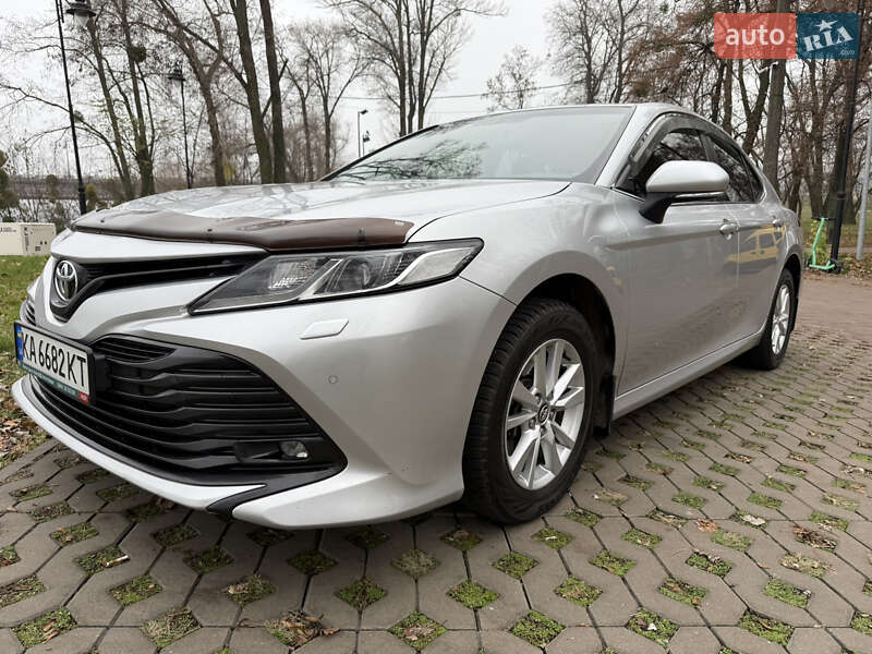 Седан Toyota Camry 2017 в Киеве
