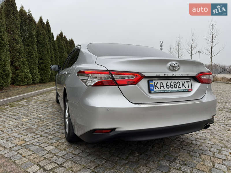 Седан Toyota Camry 2017 в Киеве