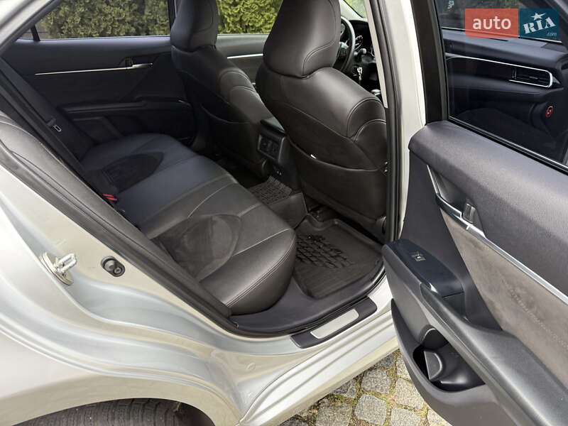 Седан Toyota Camry 2017 в Киеве