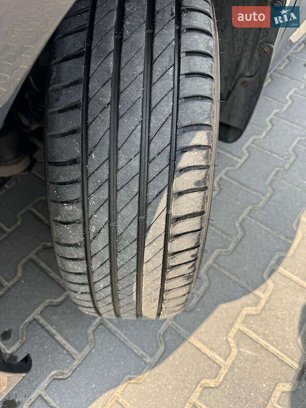 Седан Toyota Camry 2017 в Хмельницком