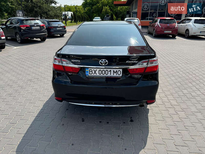 Седан Toyota Camry 2017 в Хмельницком