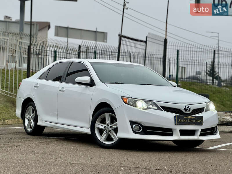 Седан Toyota Camry 2014 в Киеве