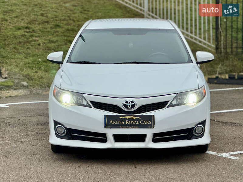 Седан Toyota Camry 2014 в Киеве