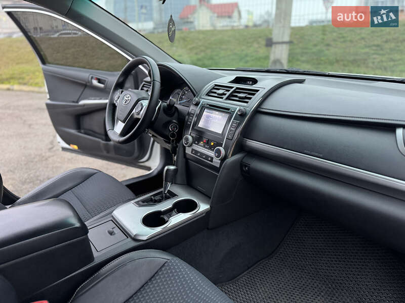Седан Toyota Camry 2014 в Киеве
