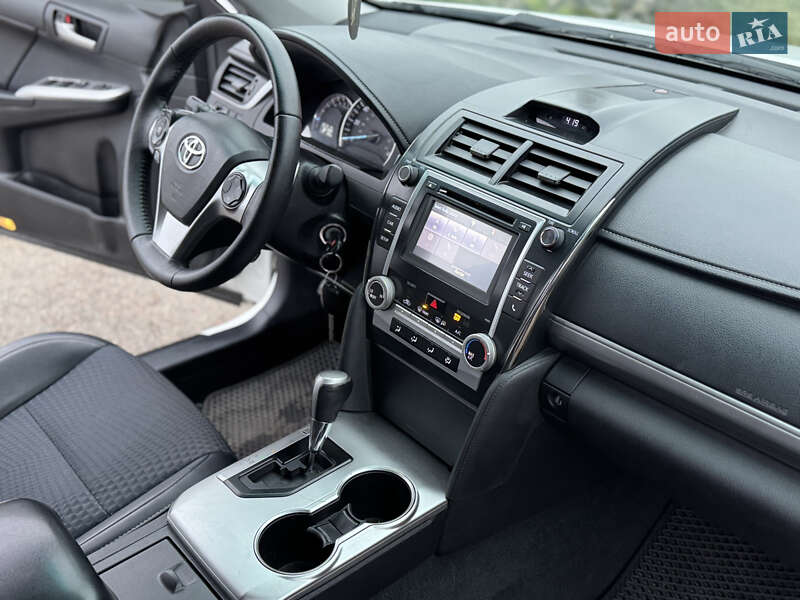 Седан Toyota Camry 2014 в Киеве